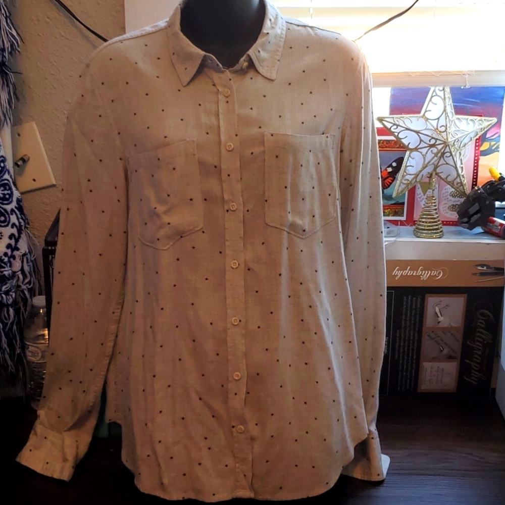 a.n.d.e.a.w.y gray with black stars button up with collar. Womens size meduim..